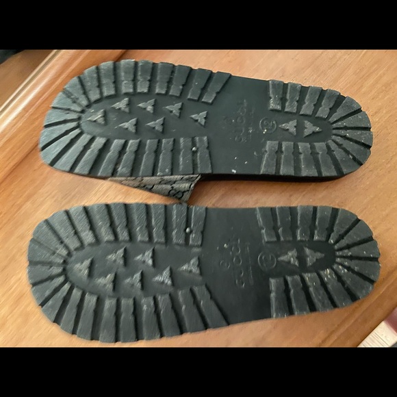 Grey Gucci men’s size 11 sandals worn 2 times mint condition - Picture 4 of 6